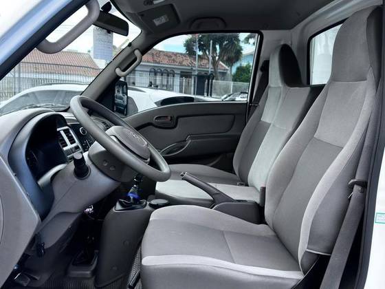 HYUNDAI HR 2.5 TURBO DIESEL CS 4WD MANUAL HYUNDAI HR 2.5 TURBO DIESEL CS 4WD MANUAL